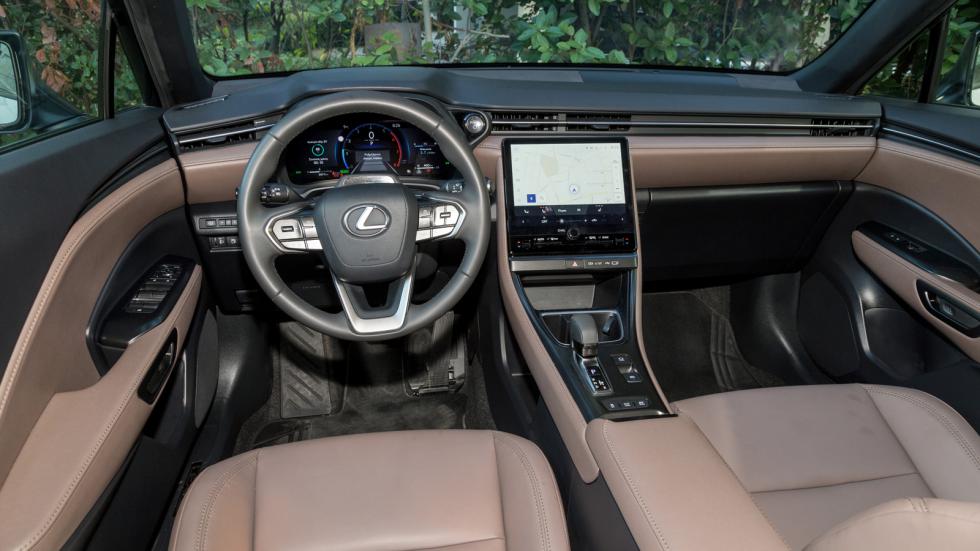Το εσωτερικό του Lexus LBX είναι το πιο premium στην κατηγορία, με κορυφαία ποιότητα κατασκευής και επιλογή αλλά και φινίρισμα υλικών. Στάνταρ είναι η οθόνη των 9,8 ιντσών και ο αυτόματος κλιματισμός.